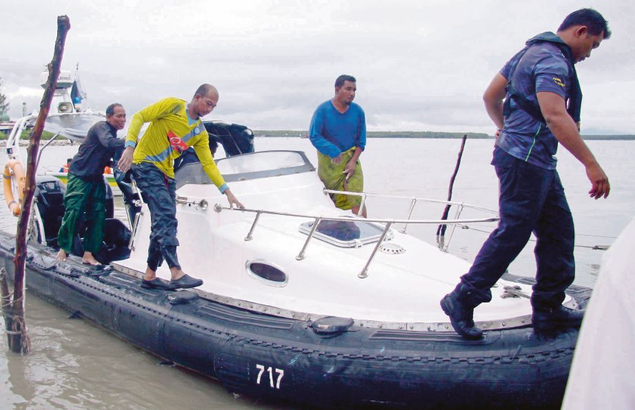 MANGSA bot terbalik yang ditemui terapung dibawa ke Jeti Tanjung Dawai semalam.