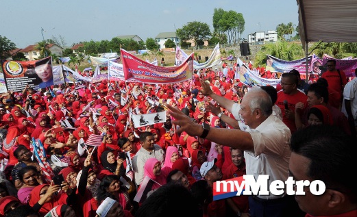 PERDANA Menteri Datuk Seri Najib Razak  bersama para penyokongnya yang mengibar kain rentang tanda sokongan ketika hadir pada Himpunan Solidariti PM bagi menyatakan sokongan kepada pentadbiran Perdana Menteri hari ini. FOTO Bernama