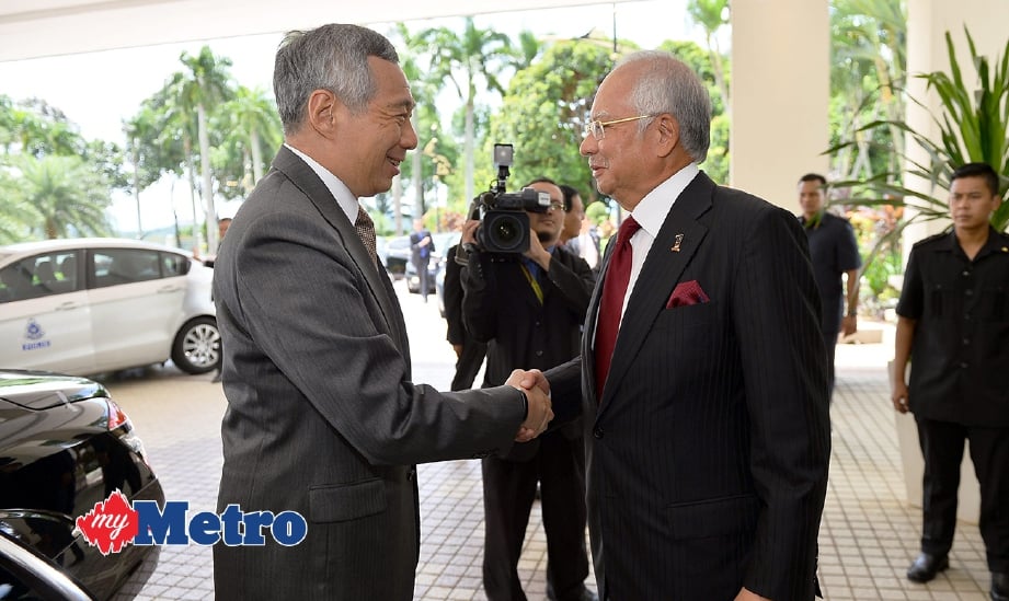 PERDANA Menteri Datuk Seri Najib Razak menyambut ketibaan rakan sejawatnya dari Singapura Lee Hsien Loong di Seri Perdana hari ini. FOTO Bernama
