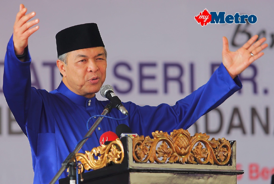 TIMBALAN Perdana Menteri, Datuk Seri Dr Ahmad Zahid Hamidi, berucap merasmikan Mesyuarat UMNO Bahagian Jeli sempena Majlis Bersama Rakyat di Pusat Dakwah Jeli ( Pondok Moden). FOTO Fathil Asri