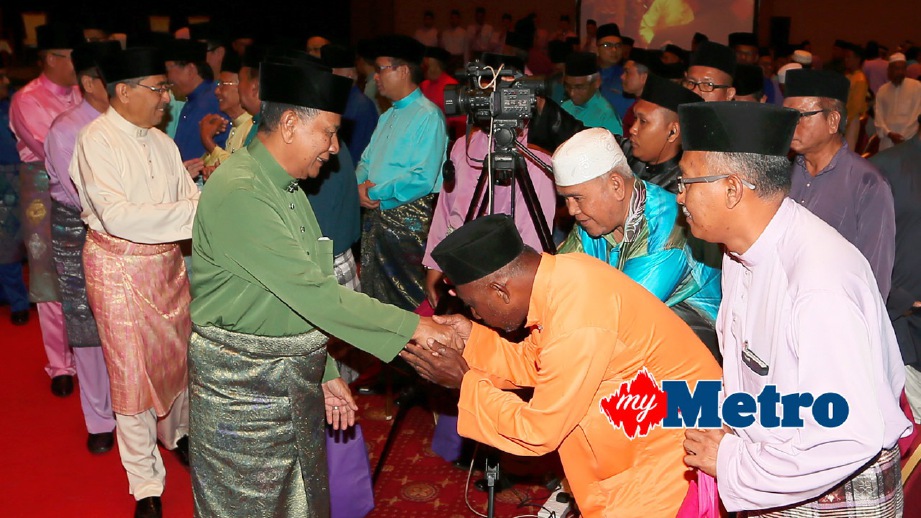 TUNKU Sallehuddin (tengah) diiringi Menteri Besar Kedah, Datuk Seri Ahmad Bashah Md Hanipah (tiga kiri) bersalaman bersama tetamu jemputan. FOTO Shahrul Hafiz Zam