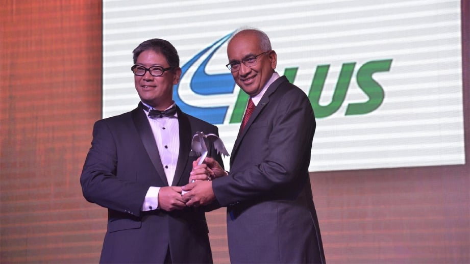 AZMAN (kanan) menerima Anugerah Gangsa Anugerah Jenama Putra bagi kategori Pengangkutan, Perjalanan dan Pelancongan 2019. FOTO Facebook PLUS Malaysia