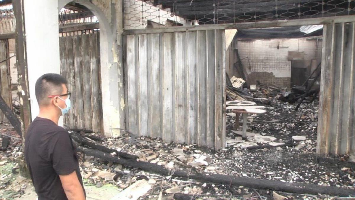 HO melihat kedainya yang musnah dalam kebakaran termasuk semua peralatan kedai makan. FOTO Roselan Ab Malek