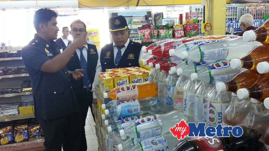 PEGAWAI MPK dan Jabatan Kesihatan melakukan pemeriksaan terhadap sebuah pasar raya dalam Ops Gempur Bersepadu. FOTO Shamsudin Husin
