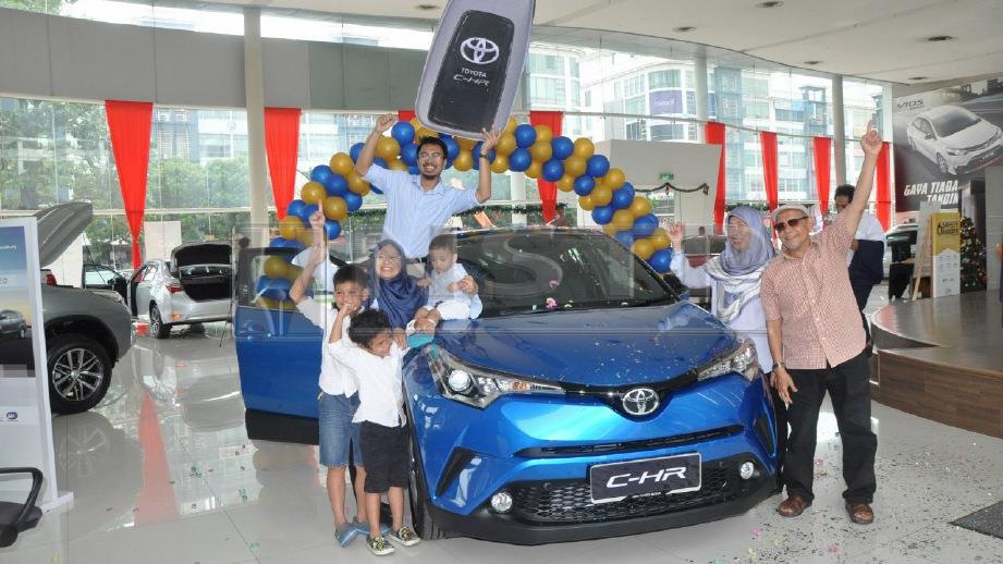WAN Afedizal menerima Toyota CH-R Serba Baharu yang dimenanginya.