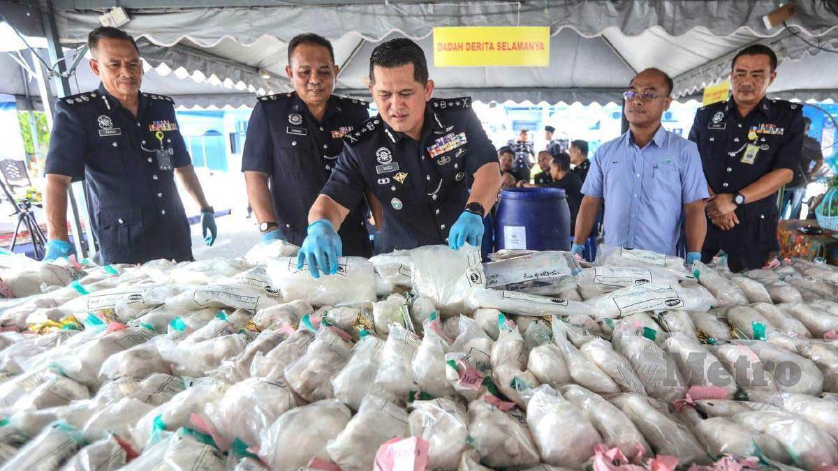 MAZLI (tengah) memeriksa barang pelupusan dadah pada Majlis Penyerahan Barang Kes Narkotik Bagi Program Pelupusan JSJN Terengganu. . FOTO Ghazali Kori