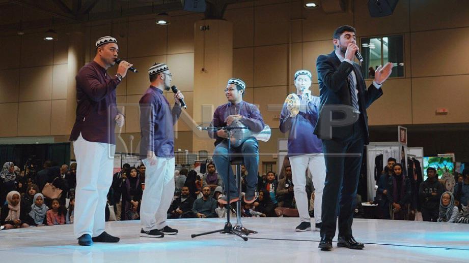 INTEAM selepas membuat persembahan sempena konvensyen 'Revival Islamic Spirit' (RIS) ke-17 di Metro Toronto Convention Centre, Kanada. FOTO ihsan InTeam