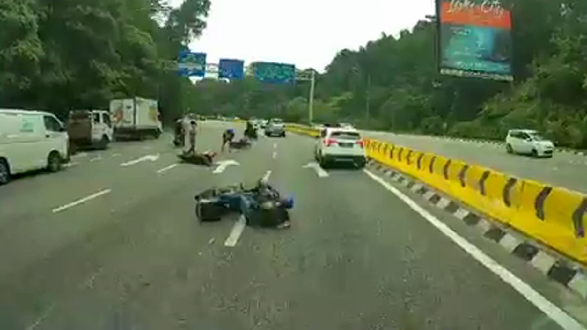 PETIKAN rakaman video menunjukkan beberapa penunggang motosikal kemalangan didakwa berpunca daripada tumpahan minyak.