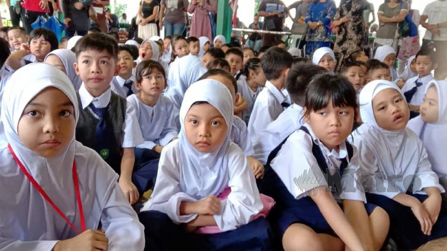 MURID Tahun Satu pada hari pertama persekolahan di Kuching. FOTO ihsan SKGR