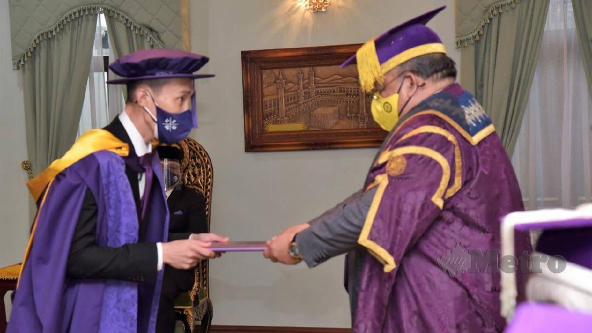 CHONG Wei (kiri) menerima Ijazah Kehormat Doktor Sains Sukan daripada Tuanku Syed Sirajuddin. FOTO ihsan Istana Arau