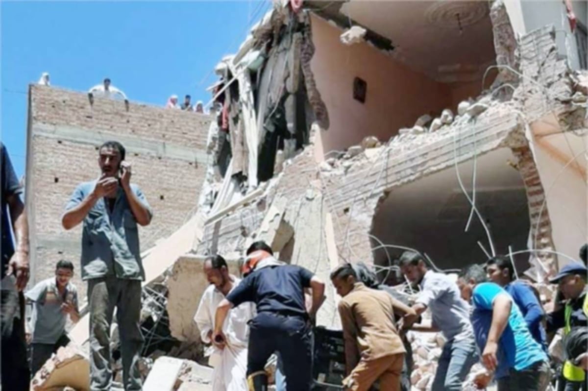 BANGUNAN runtuh yang mengorbankan lima nyawa Rashid City. FOTO Al-Ahram via Saudi Gazette