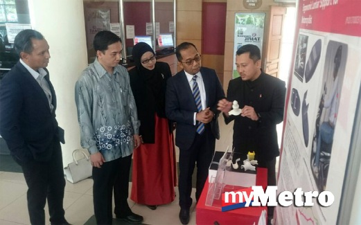 Dekan Fakulti Perubatan dan Sains Kesihatan Datuk Dr Abdul Jalil Nordin(dua dari kanan) mendengar penerangan daripada seorang penyelidik berkaitan produk inovasi yang diciptanya. FOTO Saifulizan Tamadi