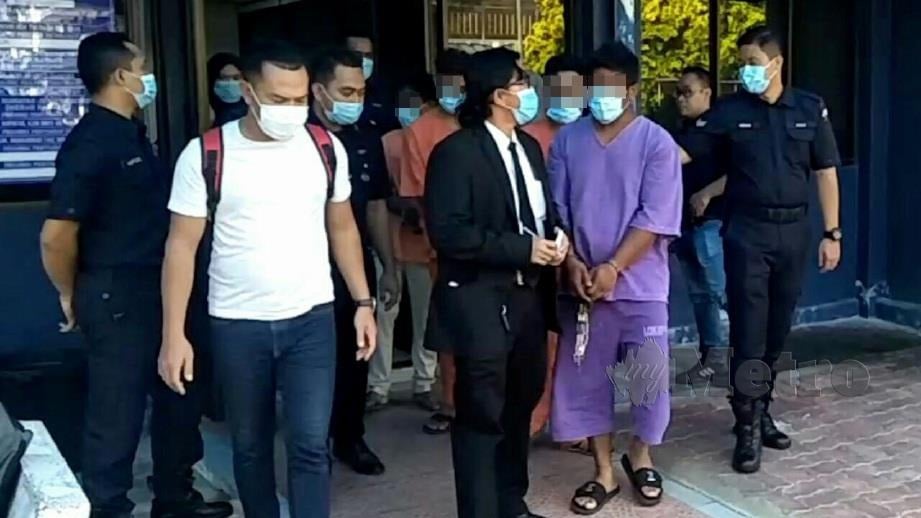 SUSPEK (baju ungu) ditahan polis selepas mengeluarkan kenyataan kesat terhadap penguatkuasa di sekatan jalan raya. FOTO Dziyaul Afnan Abdul Rahman