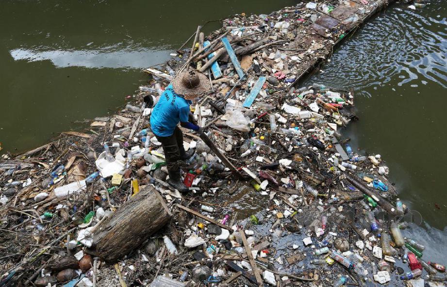 PEKERJA kontrak melakukan kerja membersih sampah di Sungai Klang. FOTO Hazreen Mohamad