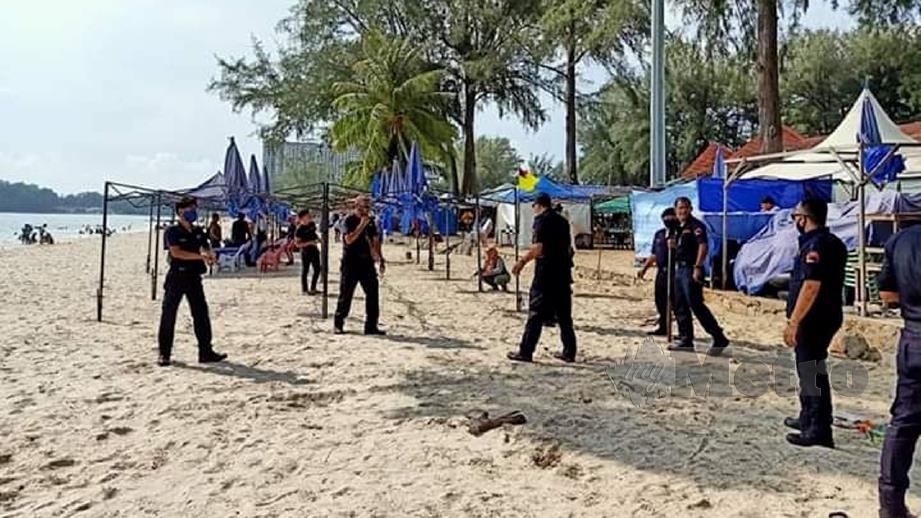 PENGUATKUASA MPPD membawa turun khemah di Pantai Teluk Kemang. FOTO Mohd Khidir Zakaria