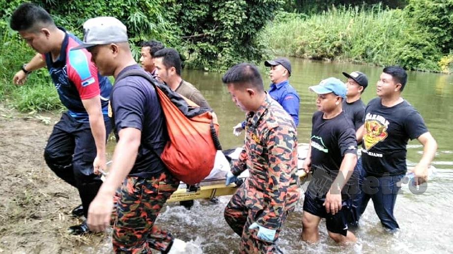 MAYAT mangsa ditemui terapung di Sungai Pegalan. FOTO ihsan Bomba