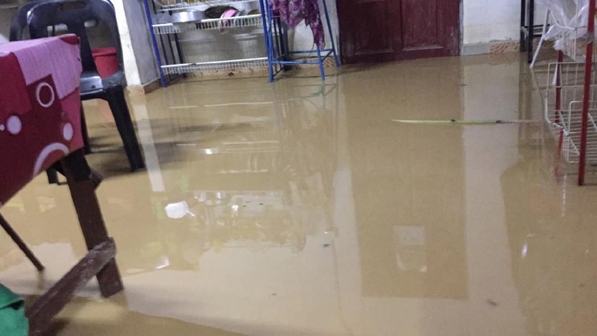 ANTARA kawasan dilanda banjir di Kampung Bukit Sebelah, Siong malam tadi. FOTO ihsan pembaca
