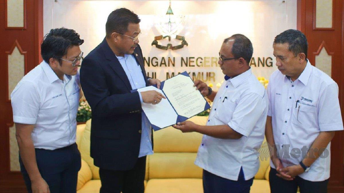 ZAMREE (dua kanan) menerima notis kekosongan DUN Pelangai daripada Mohd Sharkar (dua kiri) di Wisma Sri Pahang. FOTO Farizul Hafiz Awang