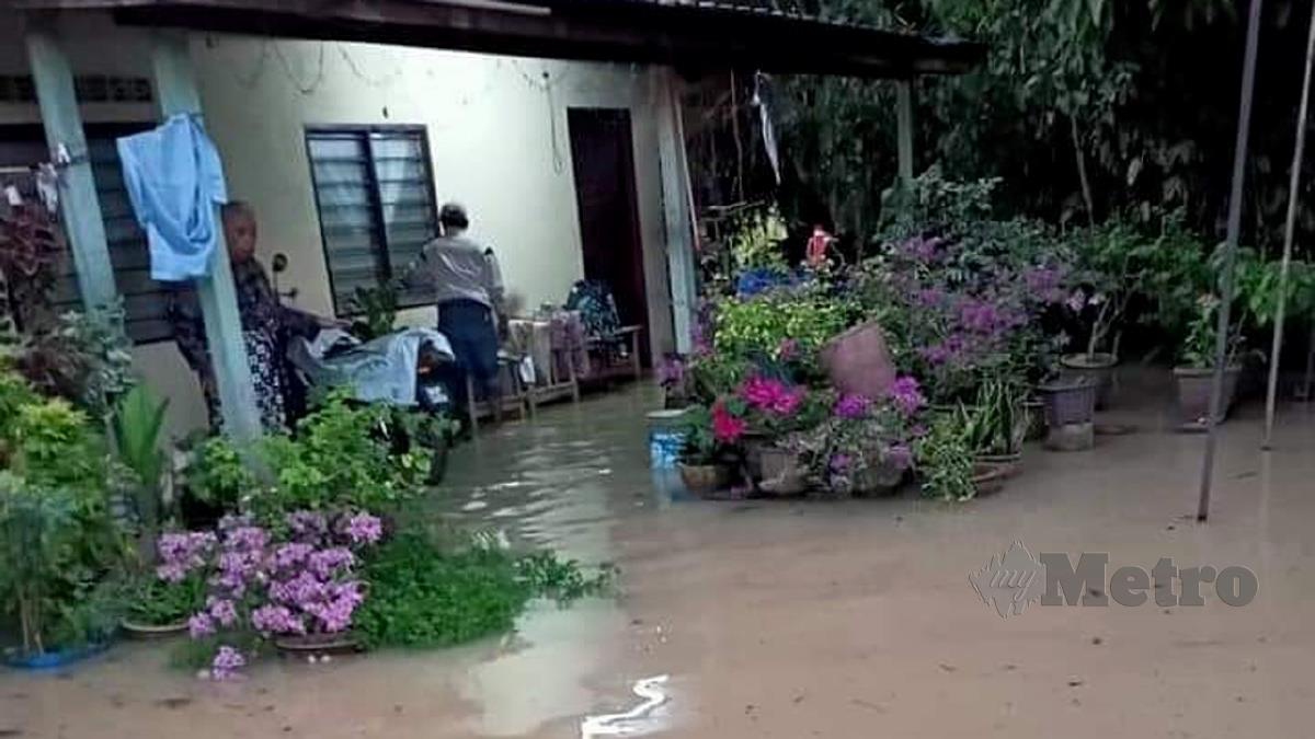 KEADAAN rumah penduduk di Kampung Tanjong Siam yang dilanda banjir. FOTO ihsan Facebook Juwairiya Zulkifli