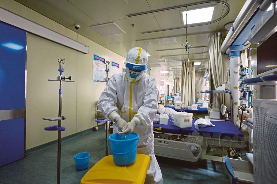 SEORANG petugas perubatan menjalankan kerja membasmi wad unit rawatan rapi (ICU) Hospital Union Jiangbei di Wuhan.