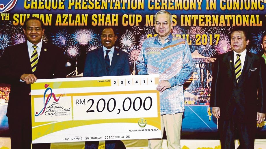   SULTAN  Nazrin   (dua dari kanan) berkenan menerima sumbangan ‘mock cheque’ bernilai RM200,000 daripada Setiausaha Kerajaan Negeri Perak, Datuk Seri Abdul Puhat Mat Nayan (kiri)    di Kelab Golf Diraja Perak.