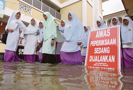 PELAJAR  Sekolah Menengah Ugama (Arab) Al Falah, Kampung Siram, Kuala Terengganu       selesai menduduki   peperiksaan SPM   mengharung  air di  sekolah mereka.  