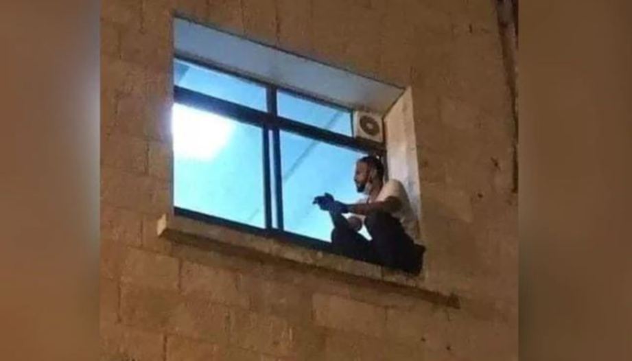 FOTO tular menunjukkan Jihad memanjat dinding hospital untuk melihat ibunya.