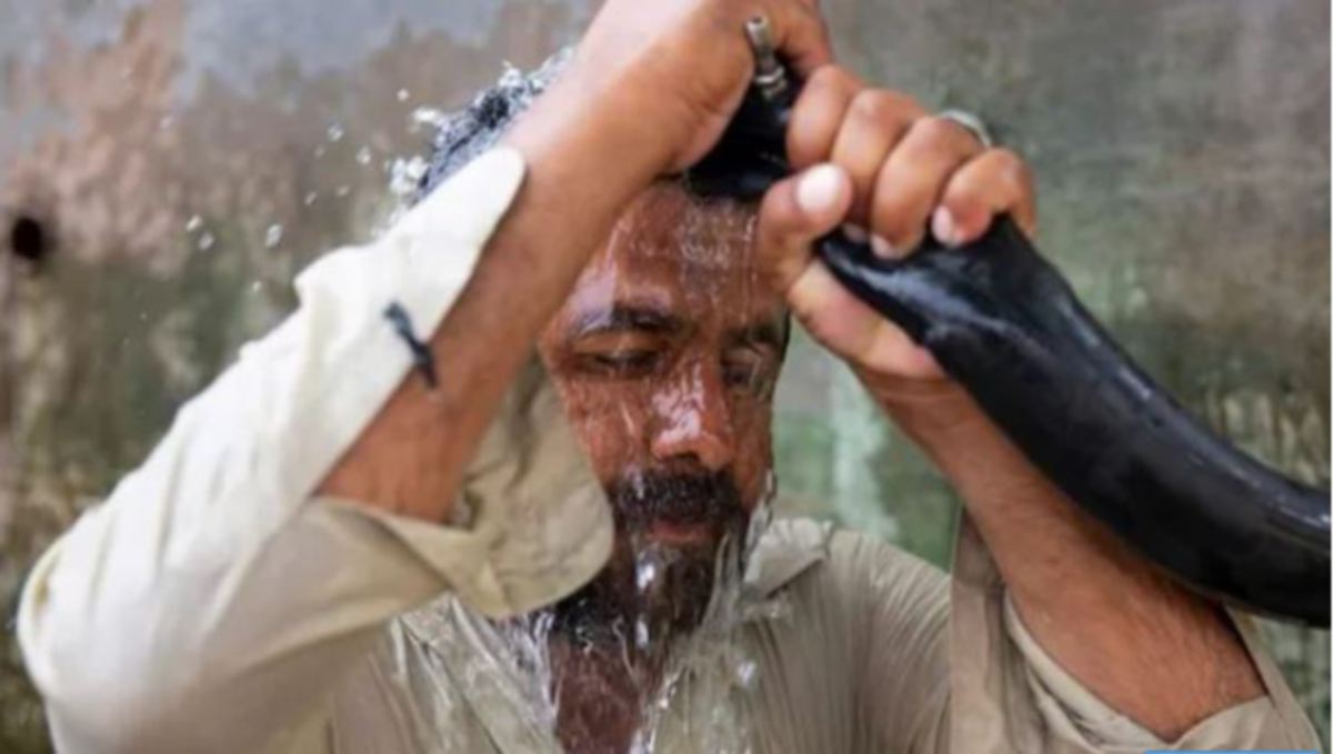 TANGKAP layar dari video menunjukkan lelaki menyejukkan diri susulan suhu panas ekstrem di Jacobabad, Pakistan. FOTO YouTube/ Telegraph