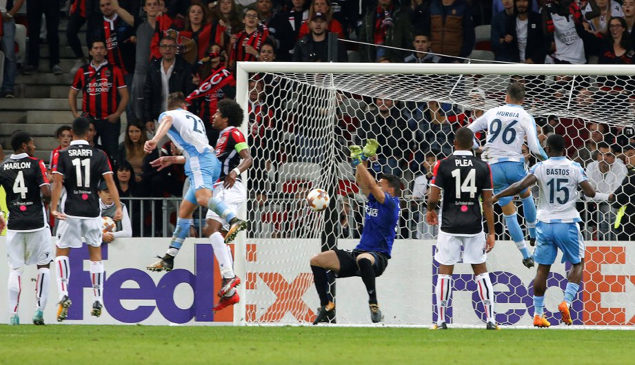 SAVIC (tiga dari kiri) menanduk gol kedua Lazio. FOTO/REUTERS