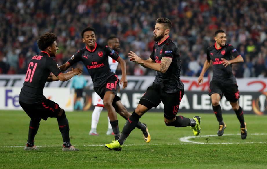 GIROUD (dua dari kanan) meraikan gol bersama rakan sepasukan. FOTO/AFP  