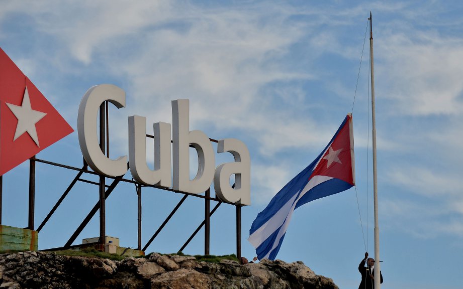 BENDERA Cuba diturunkan separuh tanda berkabung. FOTO/AFP 