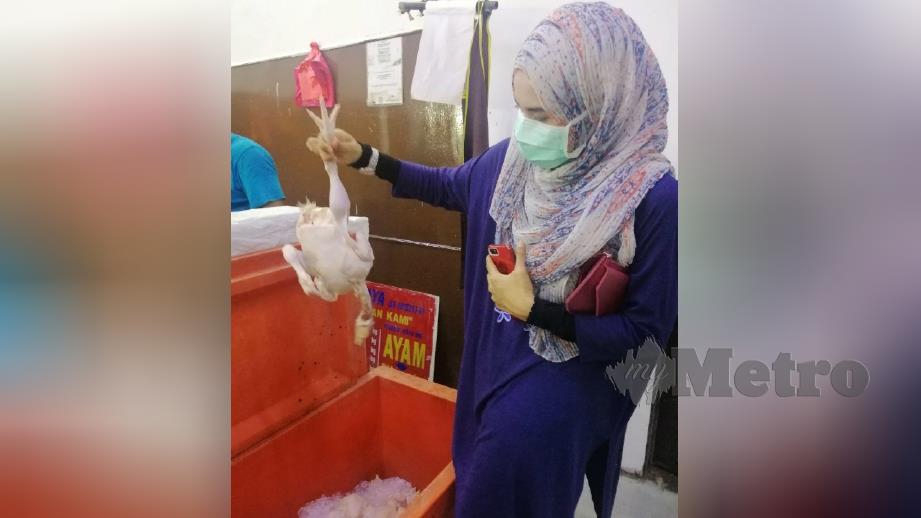 MAZLINA menunjukkan ayam yang dibelinya di sebuah kedai di TTDI Jaya. FOTO Ruwaida Md Zain 
