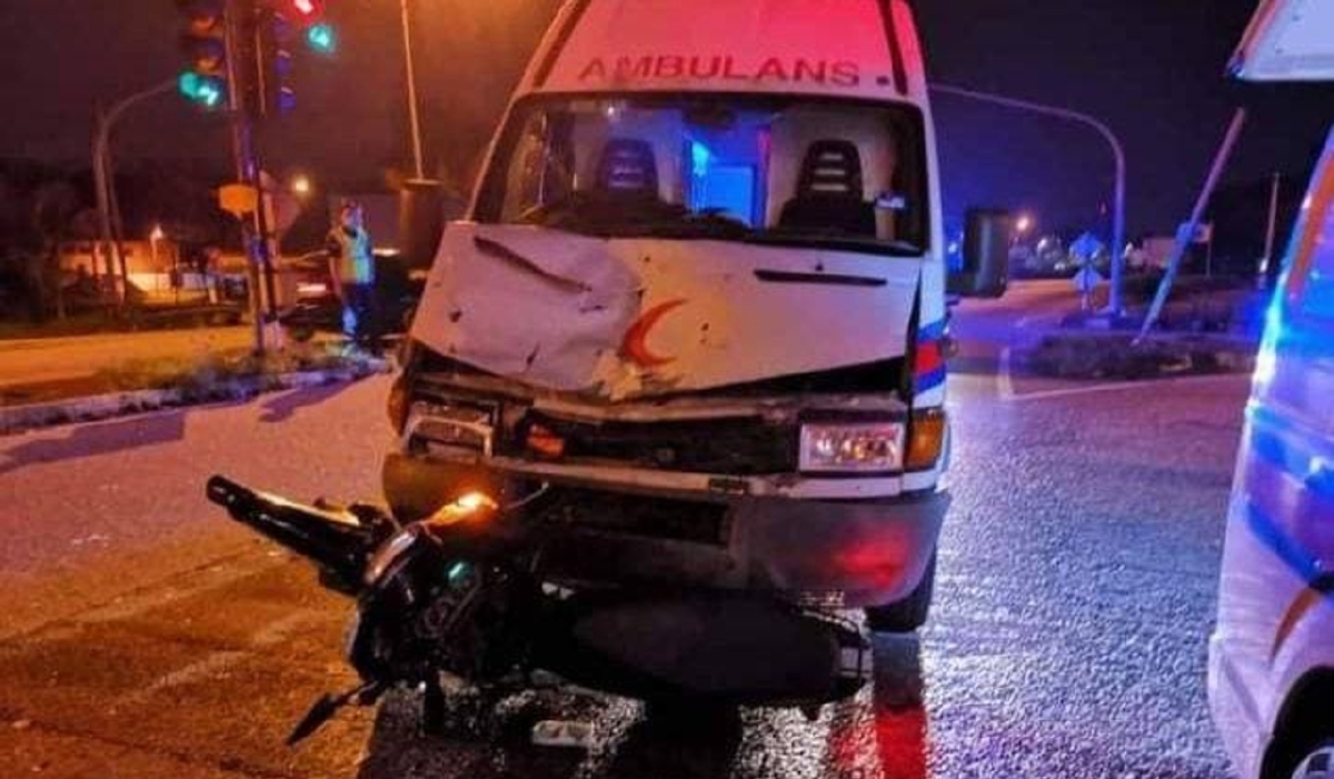 Motosikal mangsa dan ambulans yang terbabit kemalangan di Serendah, malam tadi. FOTO Ihsan Polis.