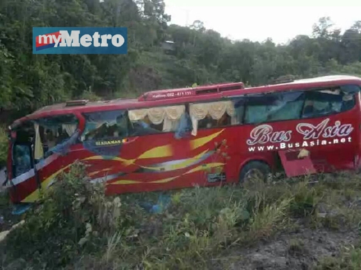 KEADAAN bas yang terbabas ke kawasan hutan. FOTO Bomba
