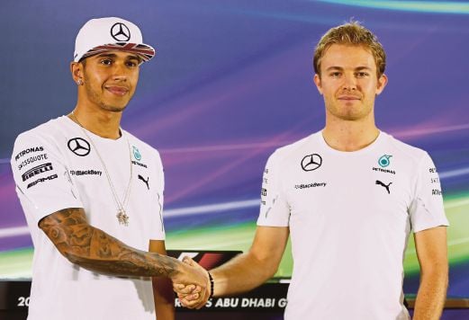 HAMILTON (kiri) tak rela terlepas mahkota kepada Rosberg.
