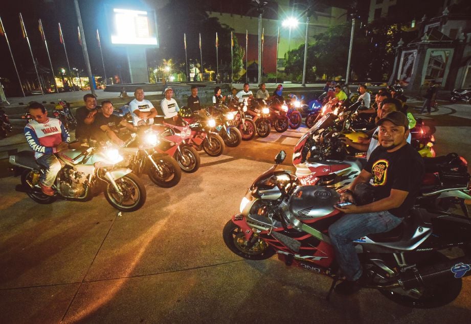 SEBAHAGIAN peminat motosikal berkuasa tinggi lama berkumpul di Dataran Kemerdekaan, Shah Alam.