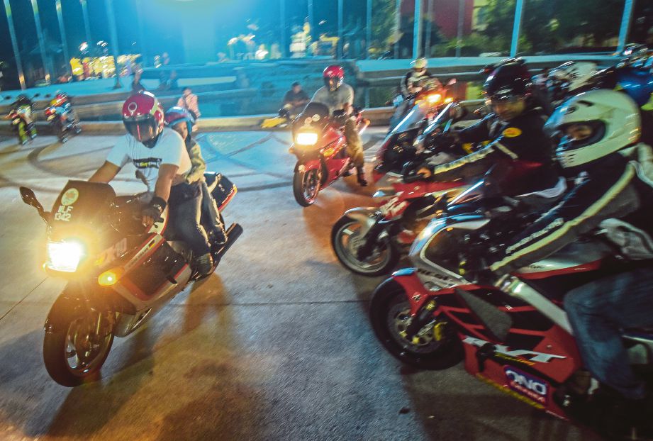 SEBAHAGIAN peminat motosikal berkuasa tinggi lama berkumpul di Dataran Kemerdekaan, Shah Alam.