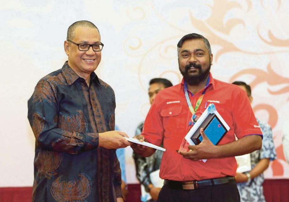 KETUA Pegawai Eksekutif Kumpulan Prasarana, Datuk Seri Azmi Abdul Aziz (kiri) menyampaikan plak penghargaan kepada Saravanan. 
