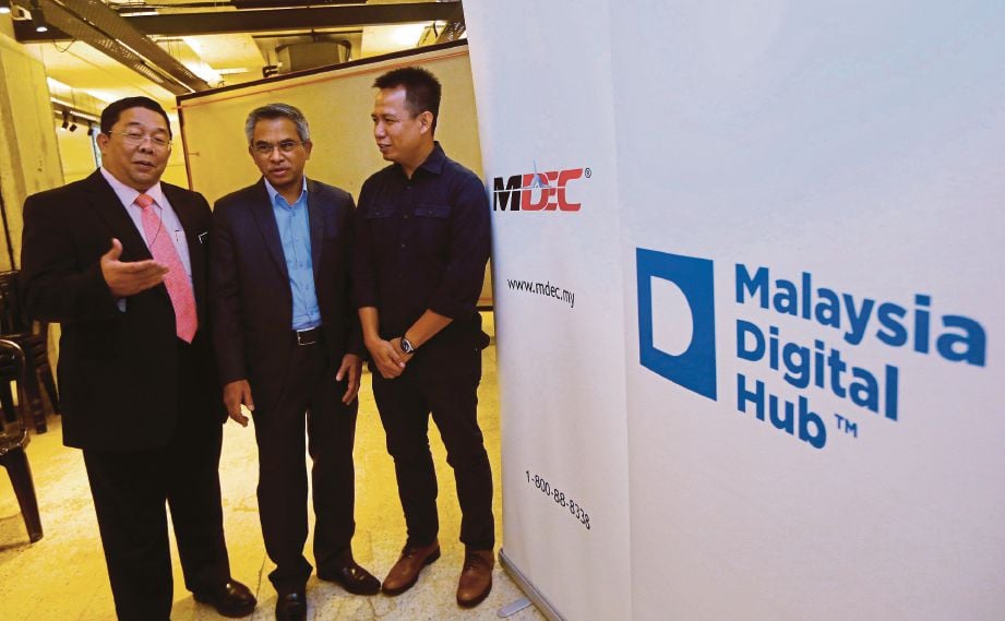 NORHIZAM  (kanan) dan Dr Sirajuddin  (kiri) pada sidang media mengenai pembangunan sektor Ekonomi Digital Islamik pertama Malaysia di Kuala Lumpur, semalam.