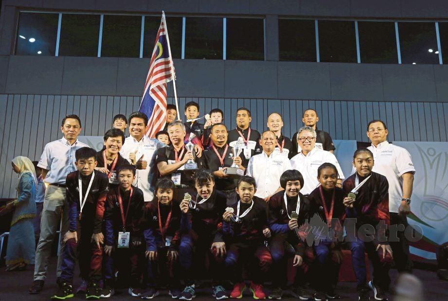  KONTINJEN Kuala Lumpur muncul juara keseluruhan PPBB Peringkat Kebangsaan 2019 di Arena Badminton Perak, semalam.