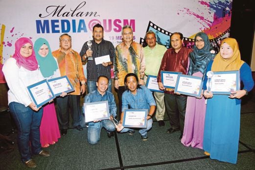 Naib Canselor USM Prof Datuk Dr Omar Osman  (tengah) bersama Mohd Saipul (empat dari kiri).