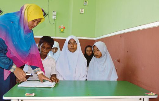 TOSLIMA (tiga dari kanan) mengikuti pembelajaran yang dibimbing gurunya, Noor Azuawati Ahmad di REC. 