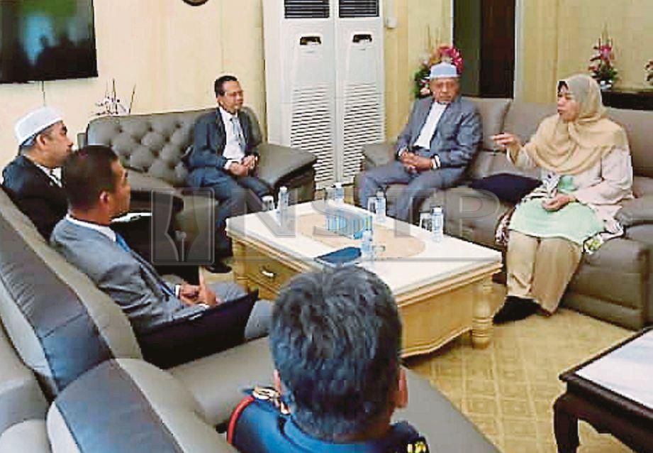 ZURAIDA mengadakan kunjungan hormat dengan Ahmad di kediaman rasmi MB Kelantan. FOTO Zaman Huri Isa