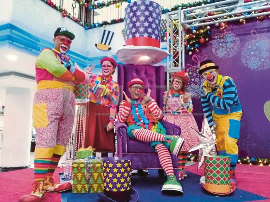 FIRDAUS (duduk di tengah) bersama empat badut yang bernaung di bawah syarikatnya, MrCheese DeClown Entertainment. FOTO/NSTP