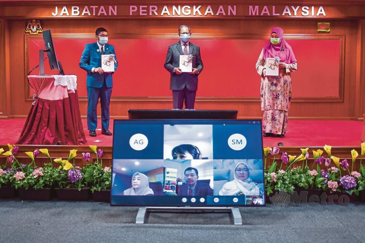 MUSTAPA (tengah) bersama  Dr Mohd Uzir (kiri) pada Majlis Perasmian Sambutan Hari Statistik Negara dan Sedunia serta Persidangan Statistik Malaysia  secara maya di Jabatan Perangkaan Malaysia.