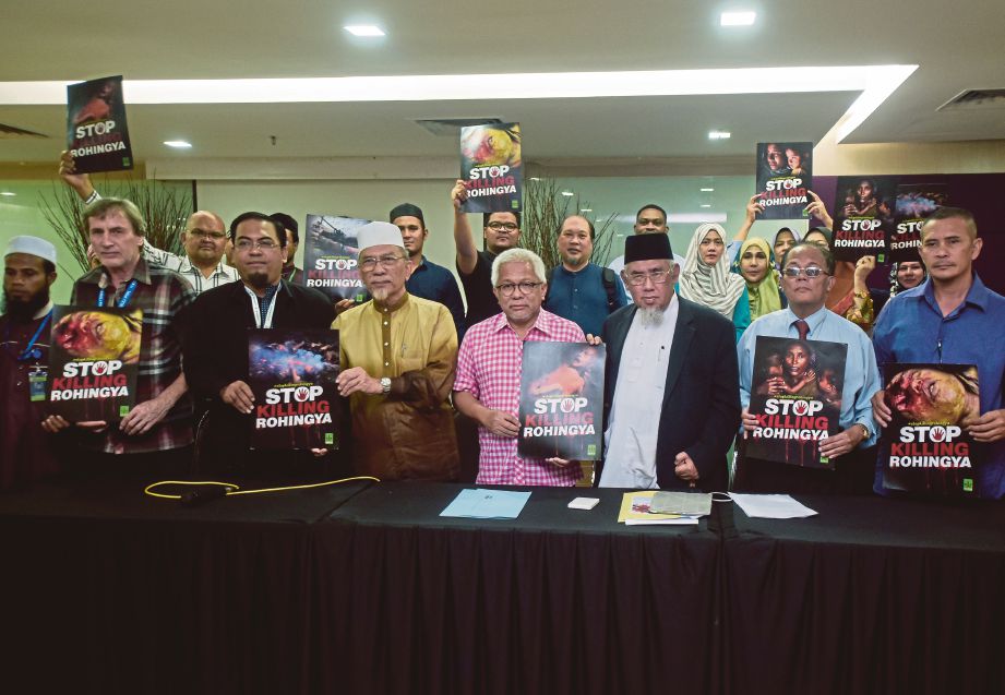 MOHD Azmi (tiga dari kanan) pada sidang akhbar perhimpunan sejuta rakyat Malaysia, semalam.