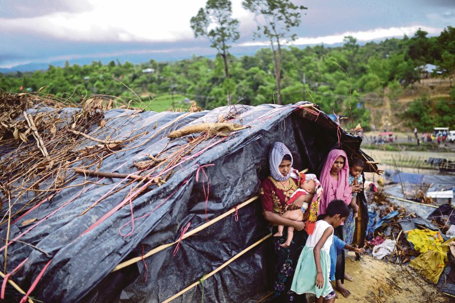  PELARIAN Rohingya membina khemah di Ukhiya, Bangladesh, selepas melarikan diri dari Rakhine.
