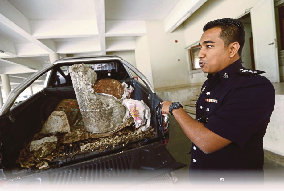 BADRUL Hisyam menunjuk pacuan empat roda yang digunakan suspek untuk melanggar kereta Proton Perdana milik Kevin Morais di Mahkamah Tinggi Jalan Duta, Kuala Lumpur, semalam. 