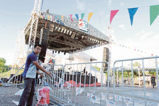 PERSIAPAN giat dijalankan untuk persediaan Konsert Jelajah Ledakan 25 Tahun Harian Metro bersama Yeo's Yeogurt di Tebingan Kuching. 