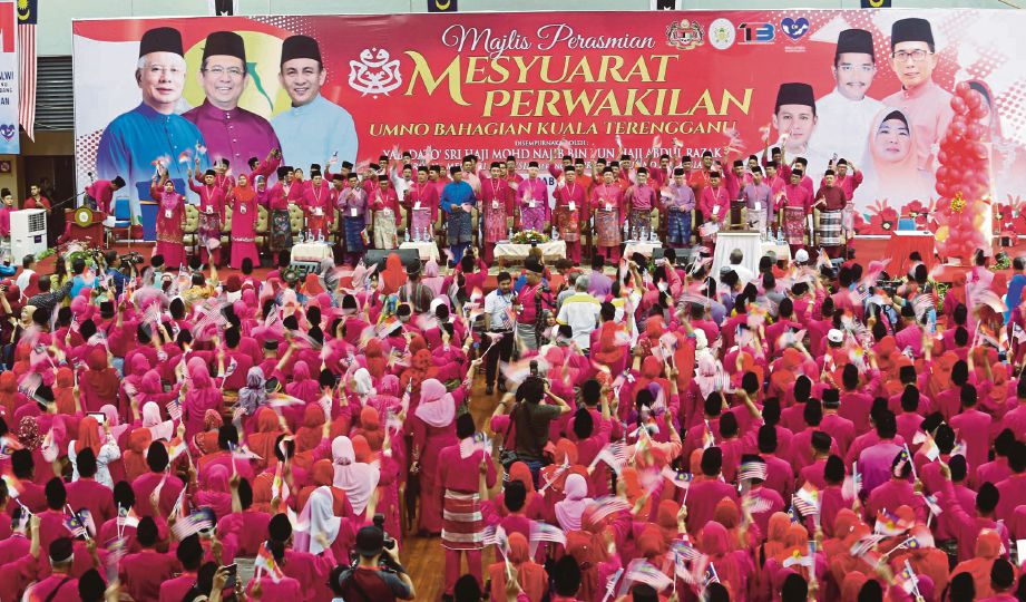 AHLI UMNO menyanyikan lagu Bersatu Bersetia Berkhidmat pada Majlis Mesyuarat Perwakilan UMNO Bahagian Kuala Terengganu, semalam.